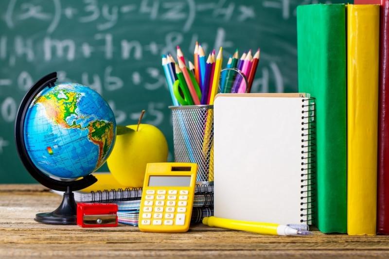 Акция «Счастливые часы»: скидки до 40% на необычные школьные товары!